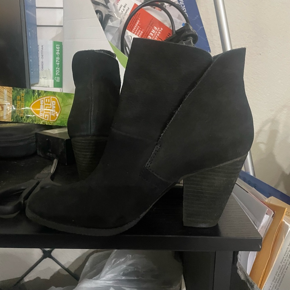 Vince Camuto Black Ankle Booties- Hard to find! Great almost new condition! 6.5 - Picture 4 of 8